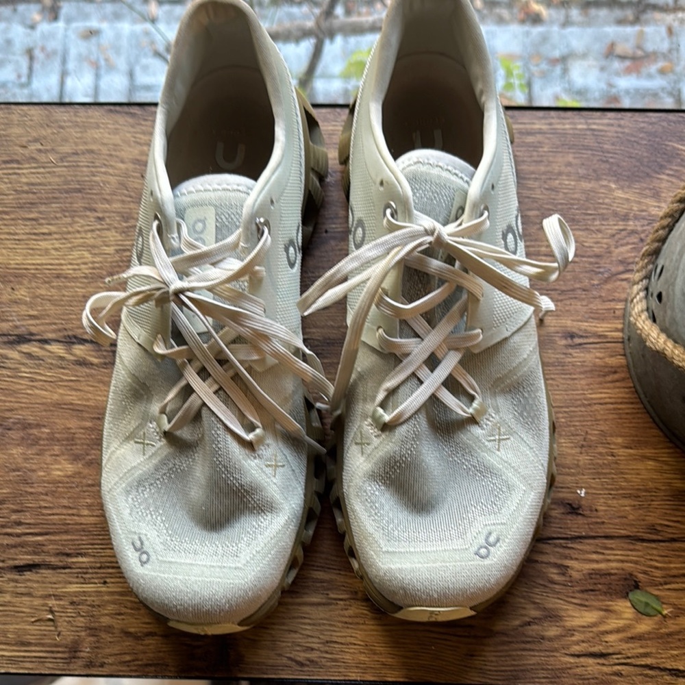 On cloud Running Beige Lace-Up Sneakers